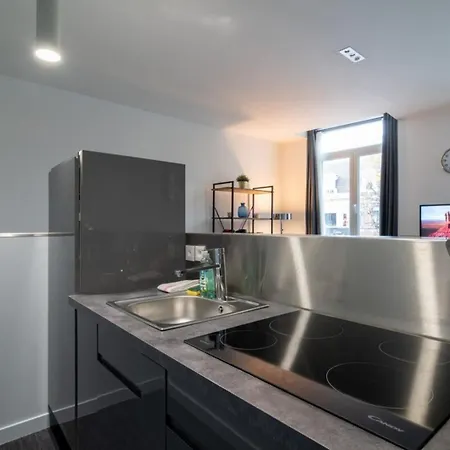 아파트 Near The Station